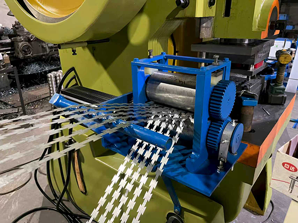 Razor_Barbed_Wire_Making_Machine1.png Razor_Barbed_Wire_Making_Machine1.png
